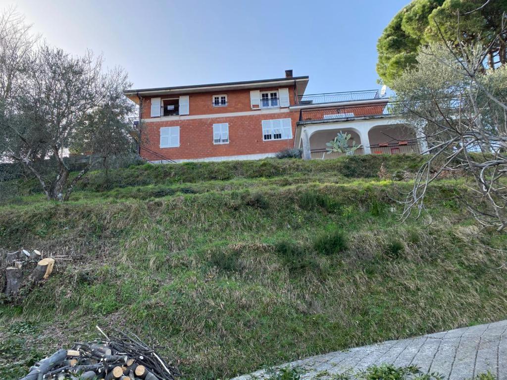 Casa Vacanza Villa Patrizia Follo Alto Exterior photo